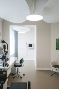 Vergößerung eines Sprechzimmers einer Augenarztpraxisdurch einen Durchbruch mit zusätzlichen Wänden